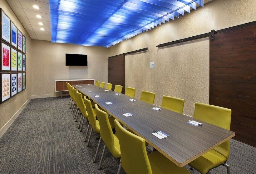 هتل Holiday Inn Express & Suites Parkersburg East, An Ihg