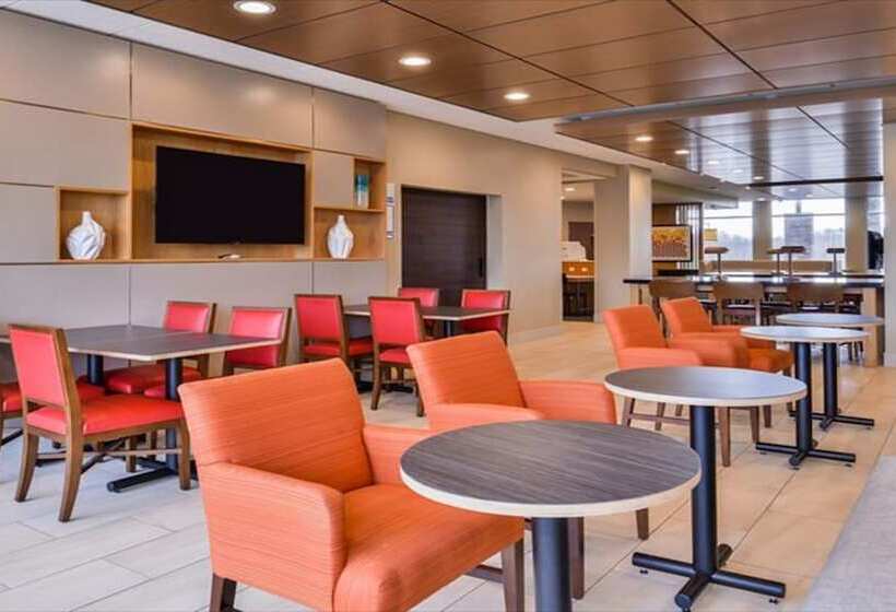 هتل Holiday Inn Express & Suites Parkersburg East, An Ihg