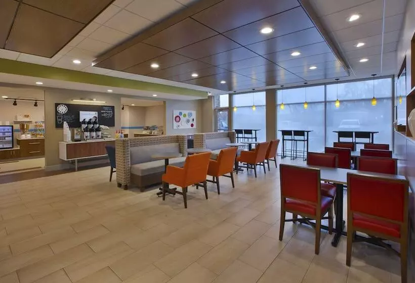 ホテル Holiday Inn Express & Suites Parkersburg East, An Ihg