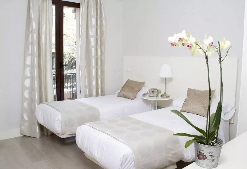 هتل 8rooms Madrid