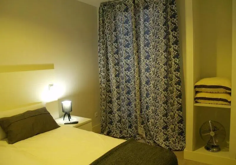 هتل 8rooms Madrid