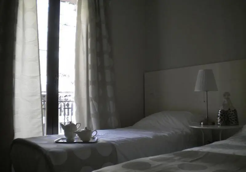 هتل 8rooms Madrid