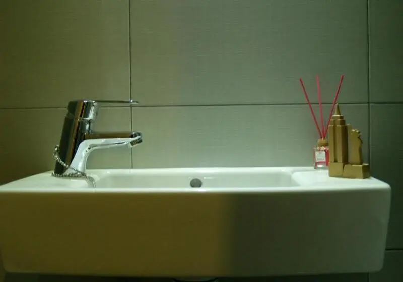 هتل 8rooms Madrid