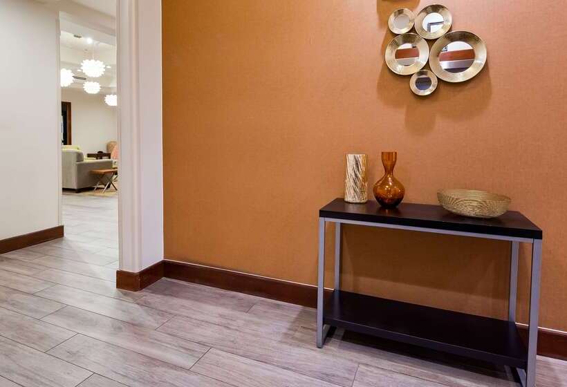 Отель Best Western Plus Spring Inn & Suites