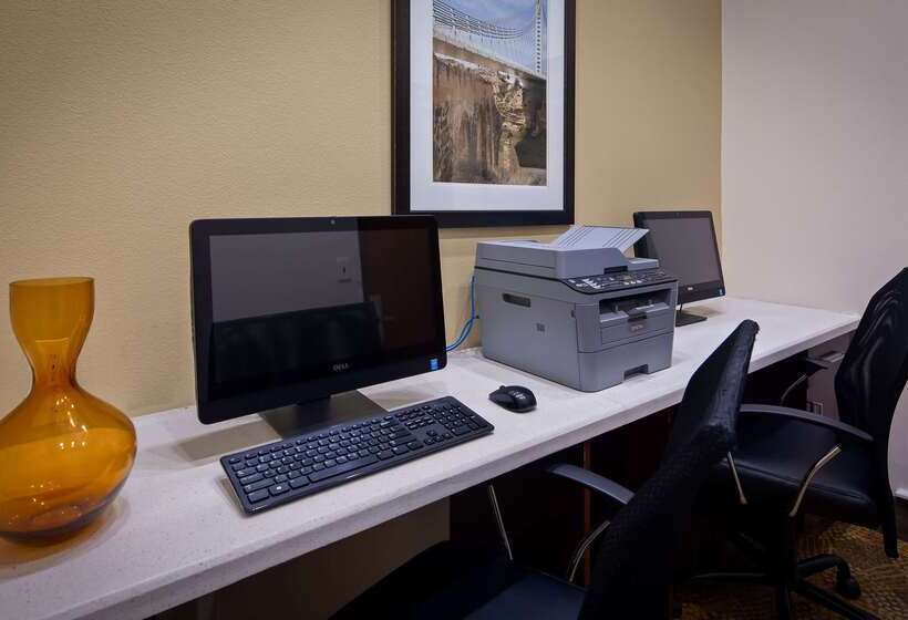 Отель Best Western Plus Spring Inn & Suites