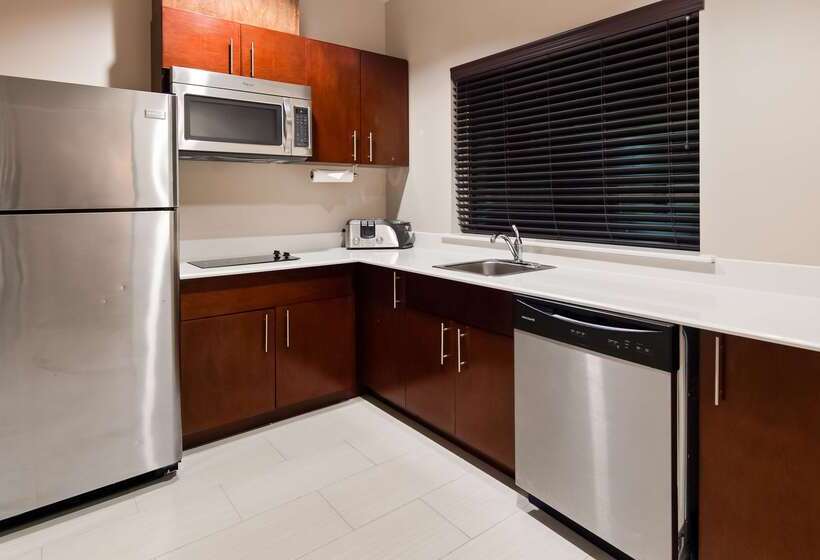 Отель Best Western Plus Spring Inn & Suites