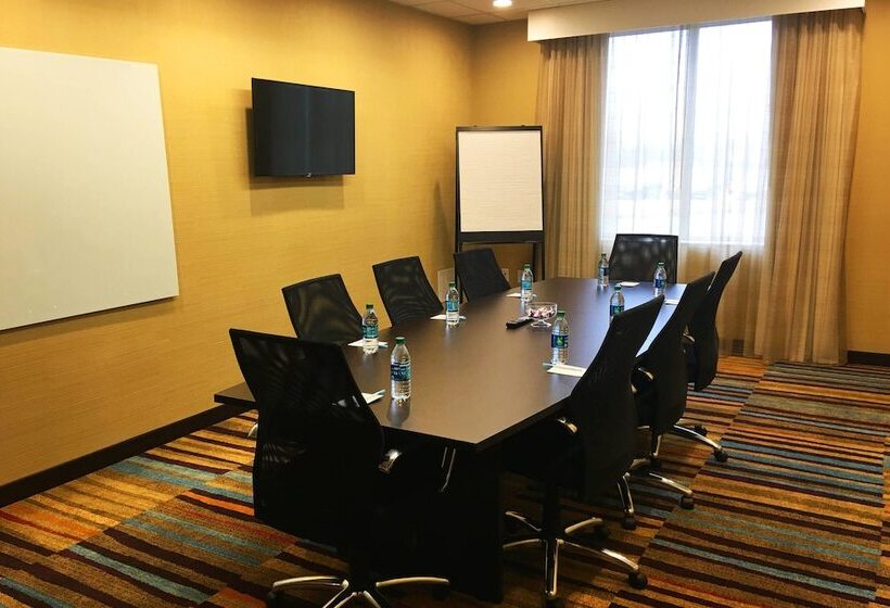 Отель Fairfield By Marriott Cambridge