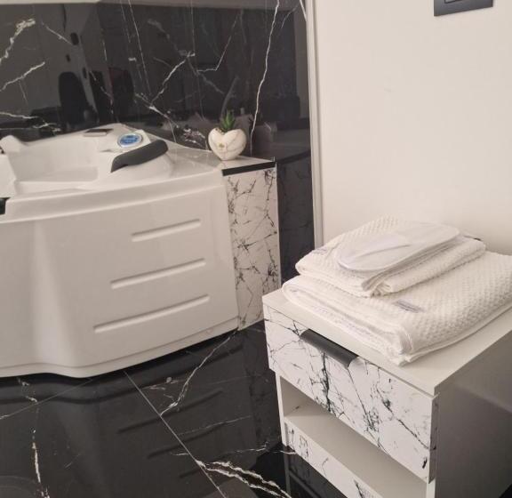 민박 Black And White 17