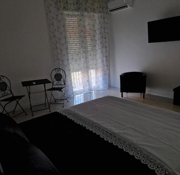 민박 Black And White 17