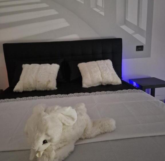 민박 Black And White 17