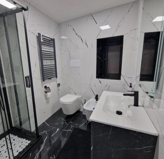 민박 Black And White 17