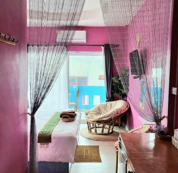 Hotelli บ้านเนวี่ เกาะล้าน