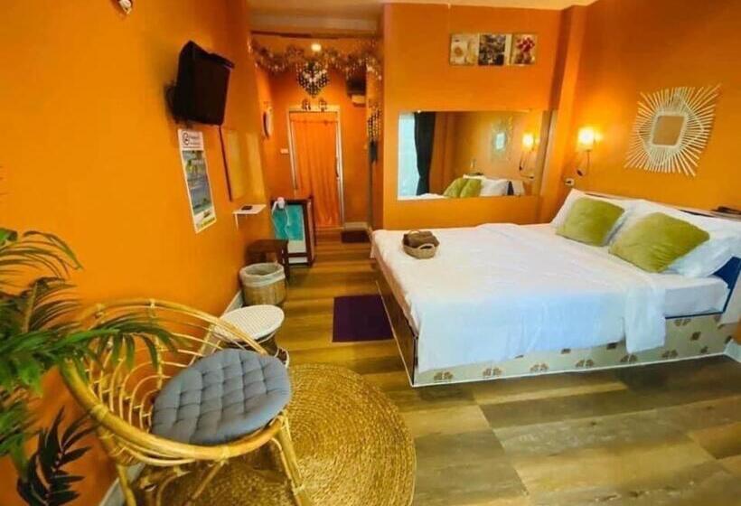 Hotelli บ้านเนวี่ เกาะล้าน