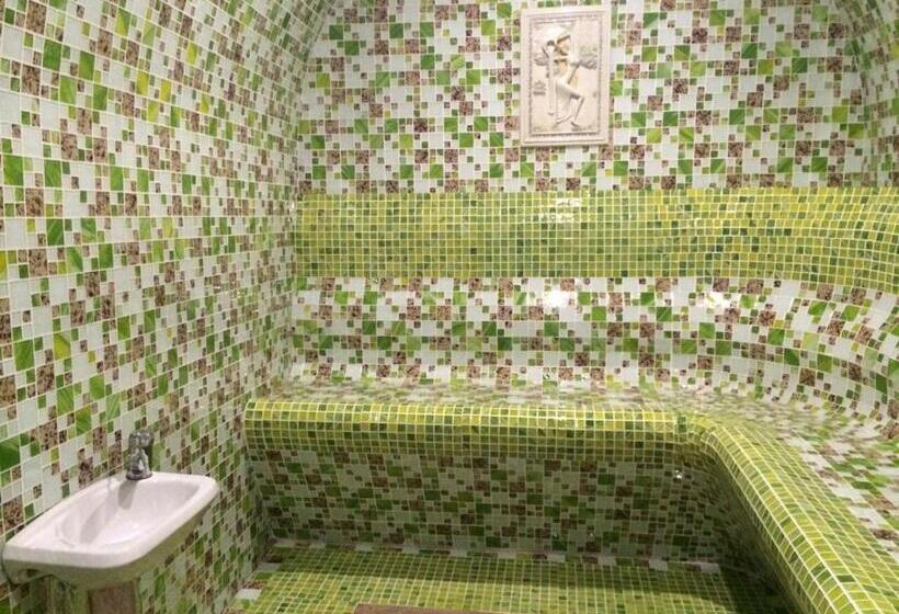 هتل Gostinitsa Grand