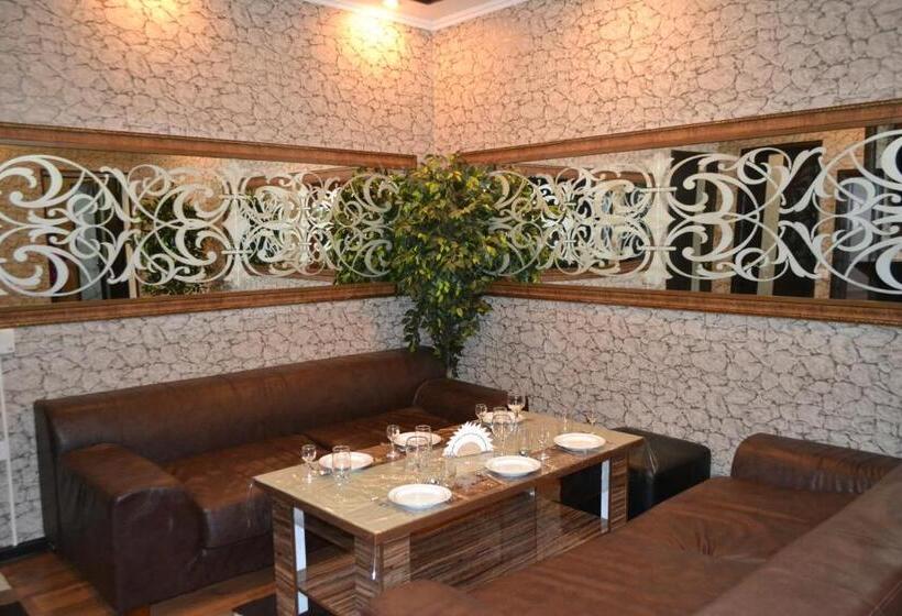 هتل Gostinitsa Grand