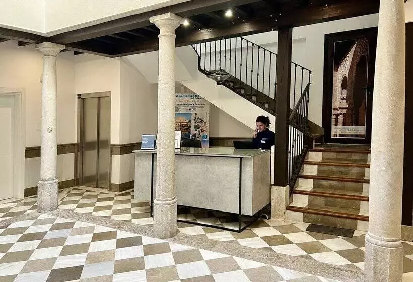 Apartamentos Puerta Elvira Suites 3000