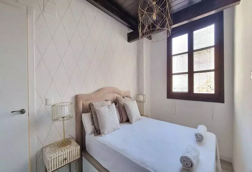 Apartamentos Puerta Elvira Suites 3000