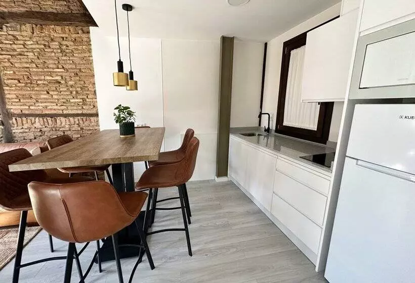 Apartamentos Puerta Elvira Suites 3000