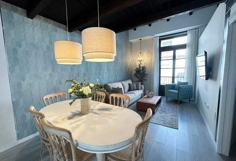 Apartamentos Puerta Elvira Suites 3000