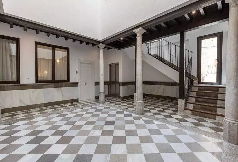 Apartamentos Puerta Elvira Suites 3000