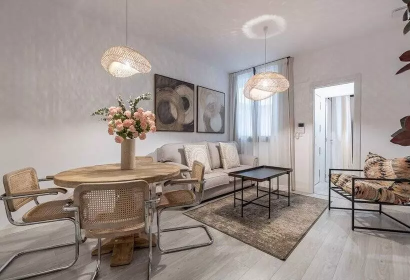 Apartamentos Puerta Elvira Suites 3000