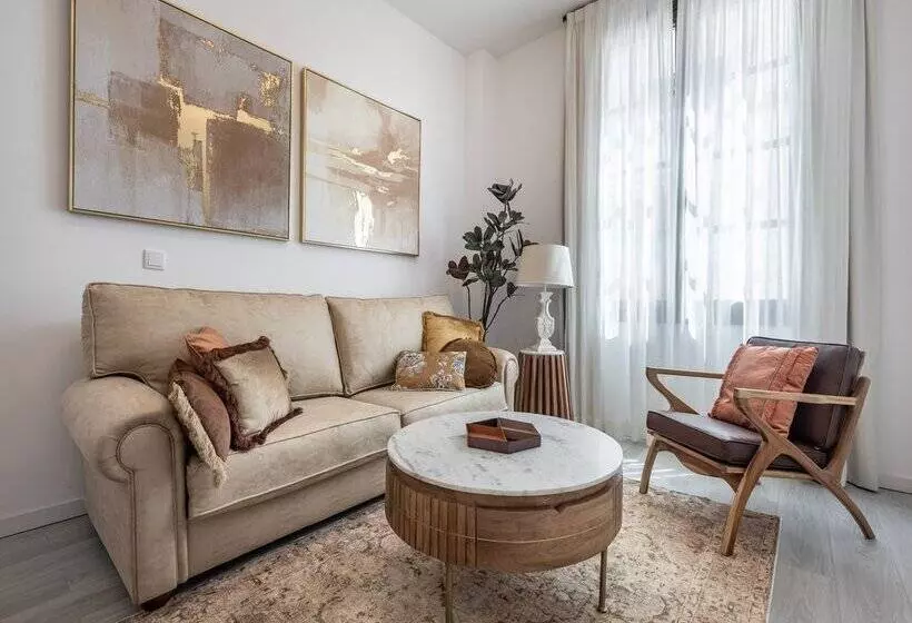 Apartamentos Puerta Elvira Suites 3000