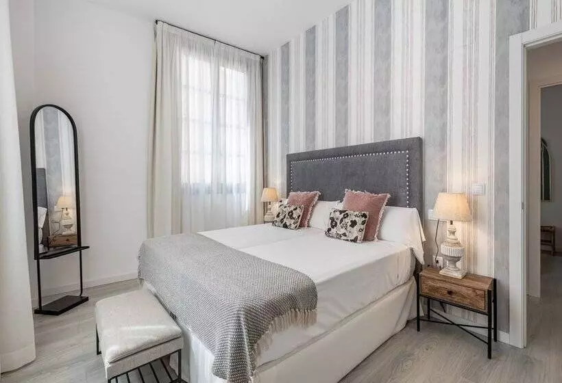 Apartamentos Puerta Elvira Suites 3000