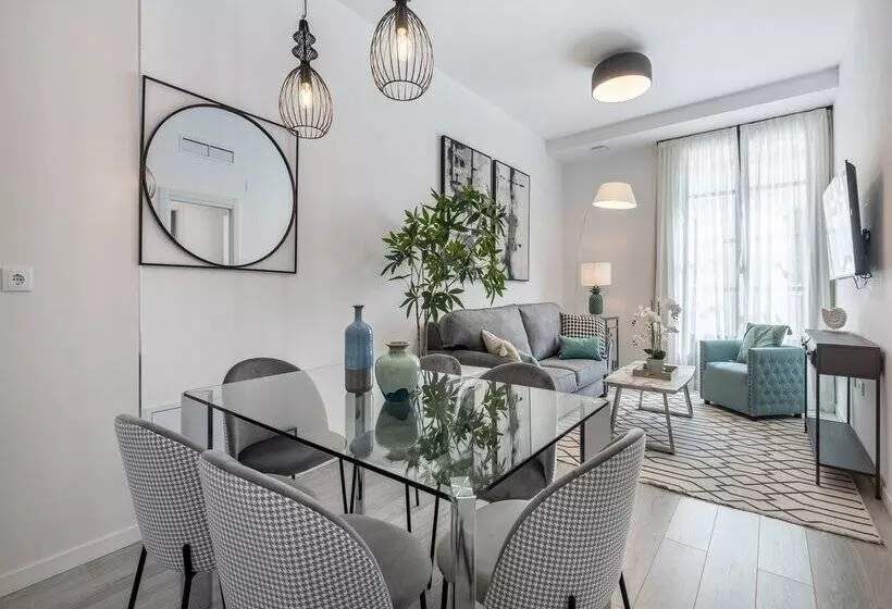 Apartamentos Puerta Elvira Suites 3000