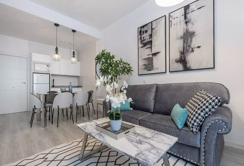 Apartamentos Puerta Elvira Suites 3000