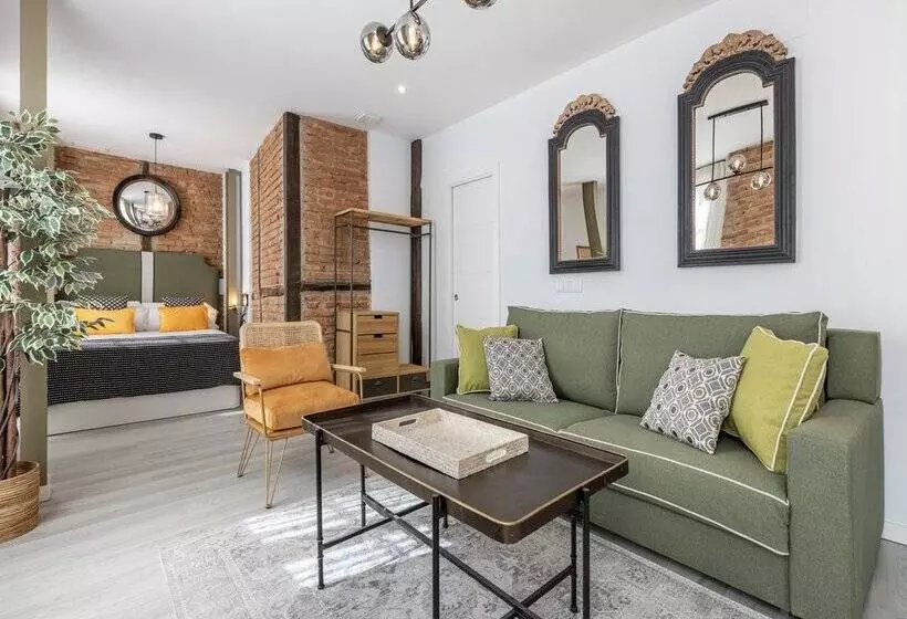 Apartamentos Puerta Elvira Suites 3000