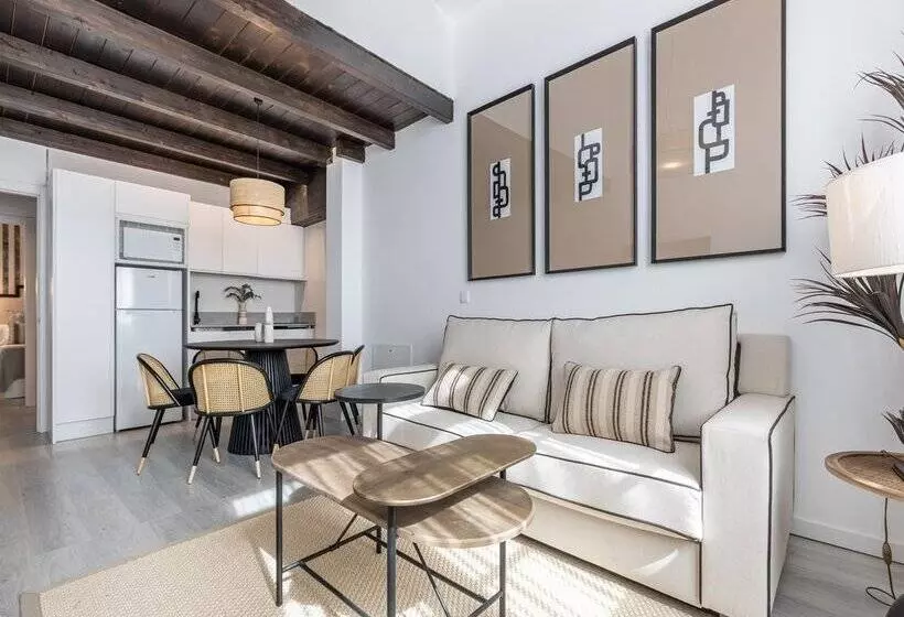 Apartamentos Puerta Elvira Suites 3000