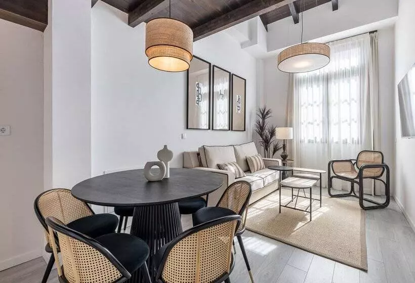 Apartamentos Puerta Elvira Suites 3000