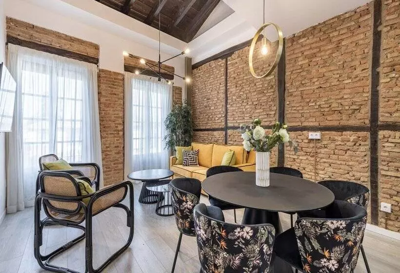 Apartamentos Puerta Elvira Suites 3000