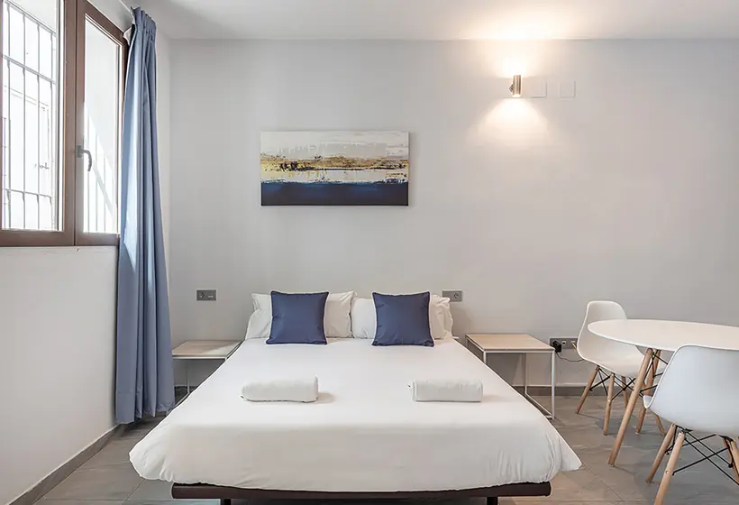 Apartamentos Puerta Elvira Suites 3000