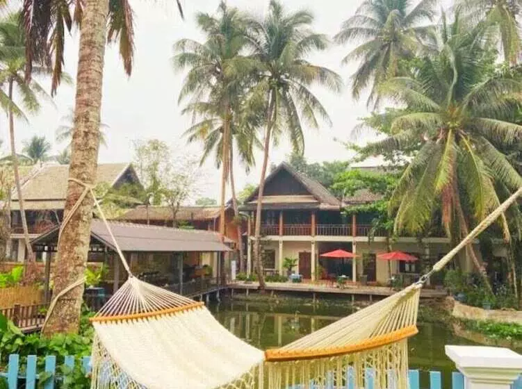 ホテル Sadakham