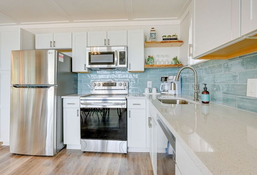 Beachy Palms Cottage On Lake Huron W/ Hot Tub!