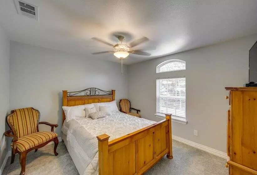 Callender Lake House: Fish, Boat + More!
