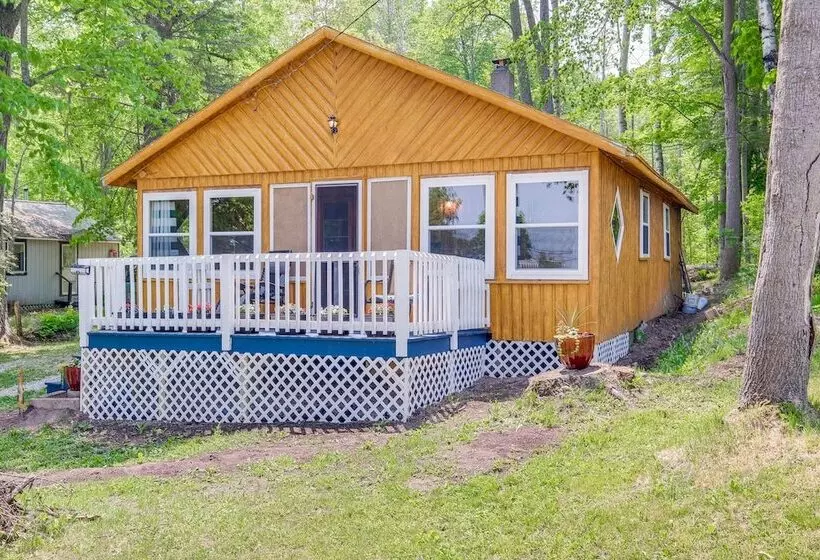 Charming Michigan Cottage W/ Sunroom & Lake Access