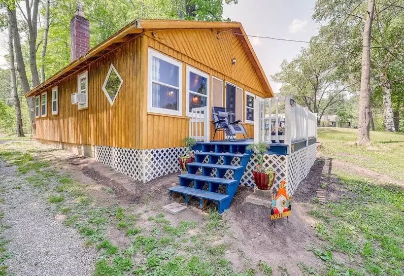 Charming Michigan Cottage W/ Sunroom & Lake Access
