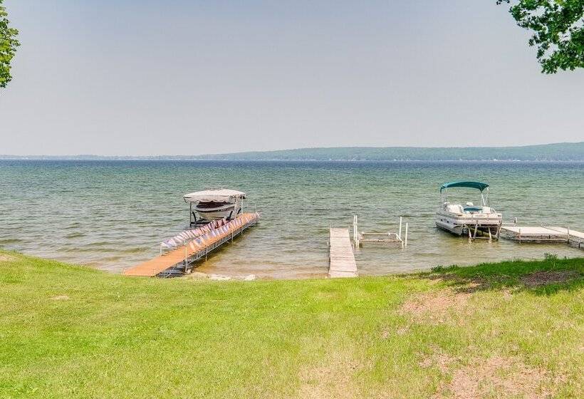 Charming Michigan Cottage W/ Sunroom & Lake Access