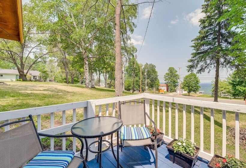 Charming Michigan Cottage W/ Sunroom & Lake Access