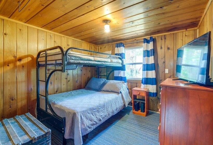 Charming Michigan Cottage W/ Sunroom & Lake Access