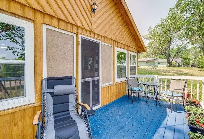Charming Michigan Cottage W/ Sunroom & Lake Access