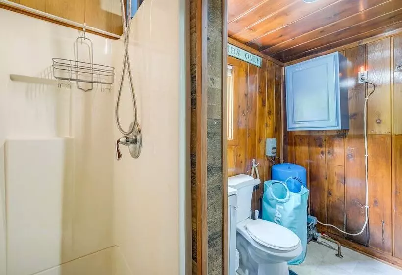 Charming Michigan Cottage W/ Sunroom & Lake Access