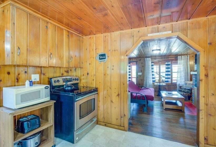 Charming Michigan Cottage W/ Sunroom & Lake Access