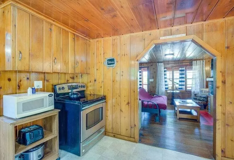 Charming Michigan Cottage W/ Sunroom & Lake Access