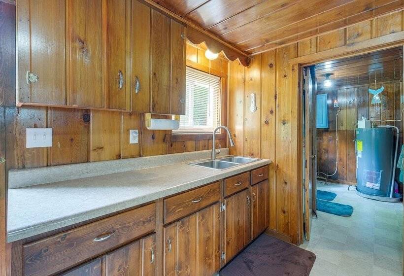 Charming Michigan Cottage W/ Sunroom & Lake Access