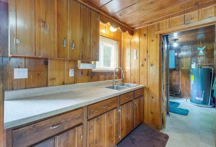 Charming Michigan Cottage W/ Sunroom & Lake Access