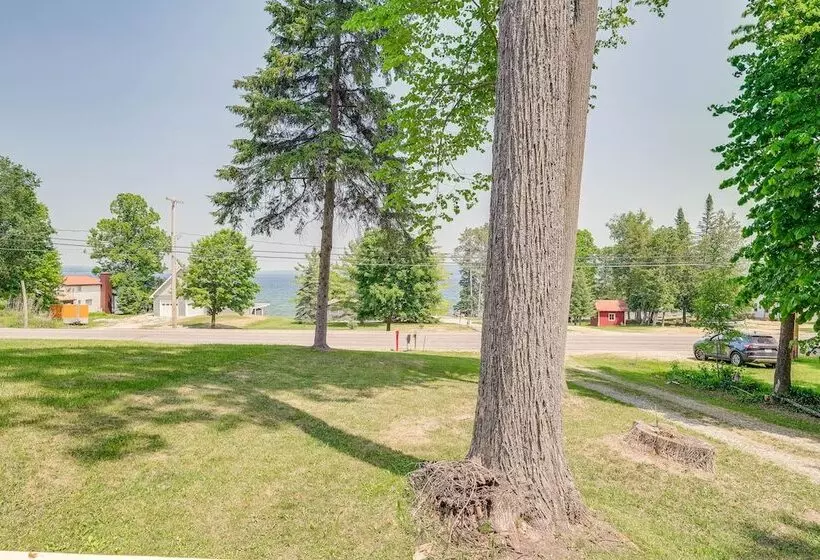 Charming Michigan Cottage W/ Sunroom & Lake Access