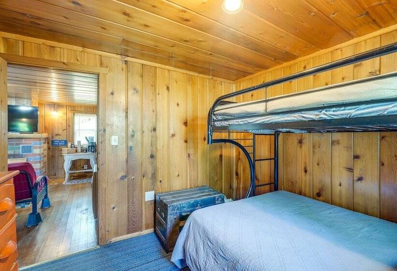 Charming Michigan Cottage W/ Sunroom & Lake Access